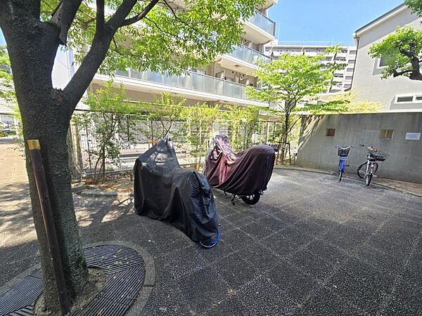 バイク置き場：管理が行き届いています。