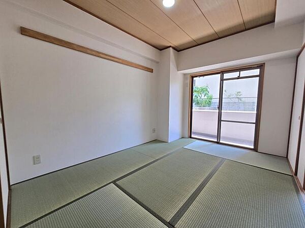 和室6帖：突然の来客にもサッとお布団を敷ける和室でしょう！