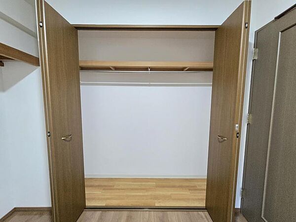 洋室5帖：収納力のあるクローゼットが備わっています。