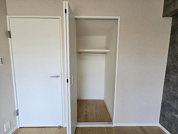 洋室6帖：長さのあるお洋服もらくらく収納できますね！