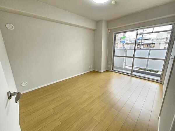 洋室6帖：バルコニーに面したお部屋は日当たり、通風良好です！