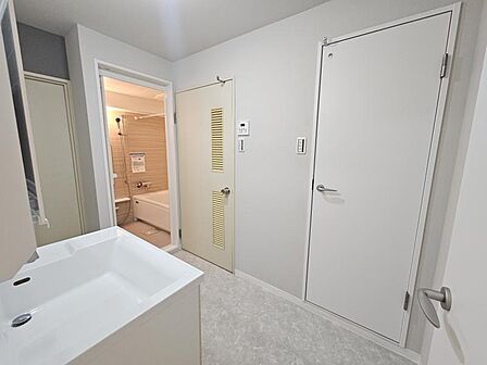 洗濯機置き場もある広めの洗面室は身支度もしやすいですね！