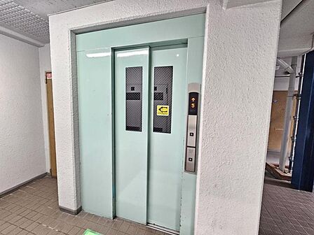 エレベータ―完備！お荷物が多い時にも便利です！