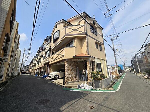 優しい色合いで落ち着きのある外観です
