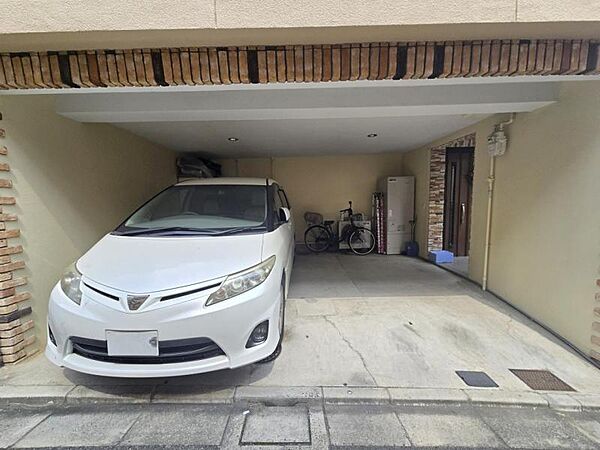 カースペースは2台分あります(車種による)。