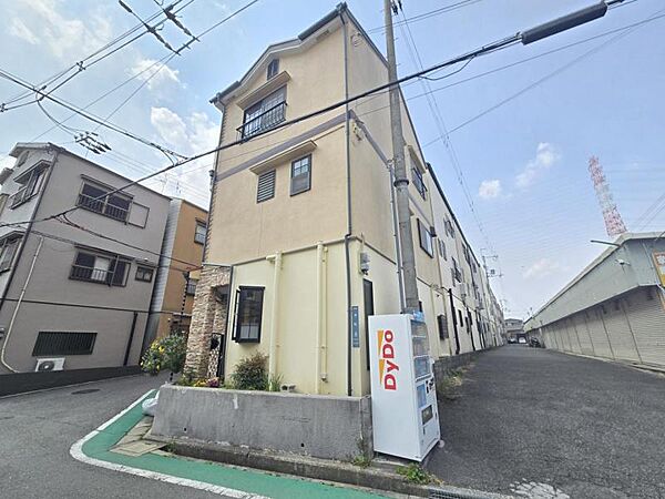 周りには高い建物がなく、空が広く感じられる立地！
