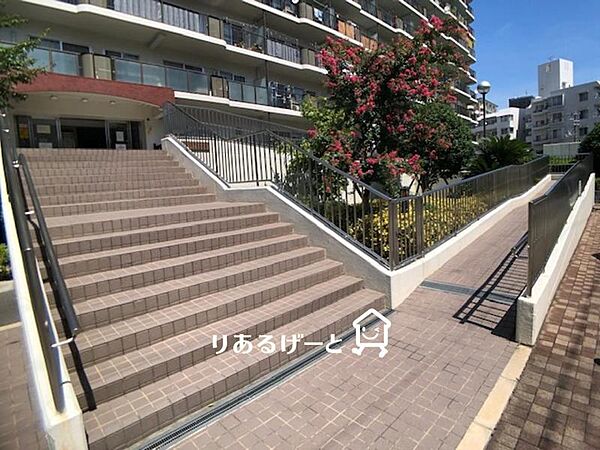 キレイに管理されたエントランス！スロープ付きが嬉しいポイント☆