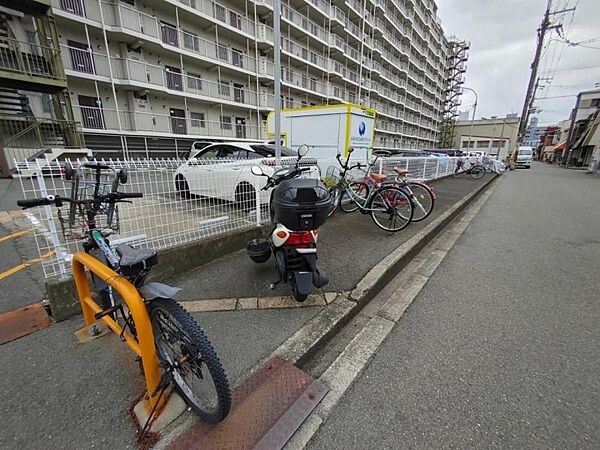 バイク置き場も確保されています☆