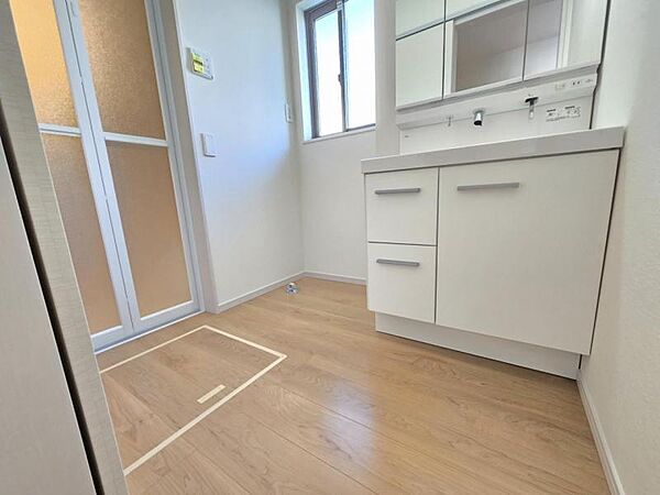 洗濯機置き場もある広めの洗面室は身支度もしやすいですね！
