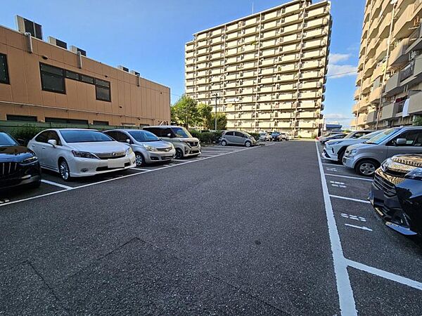 広めの駐車場で車庫入れが楽々ですね