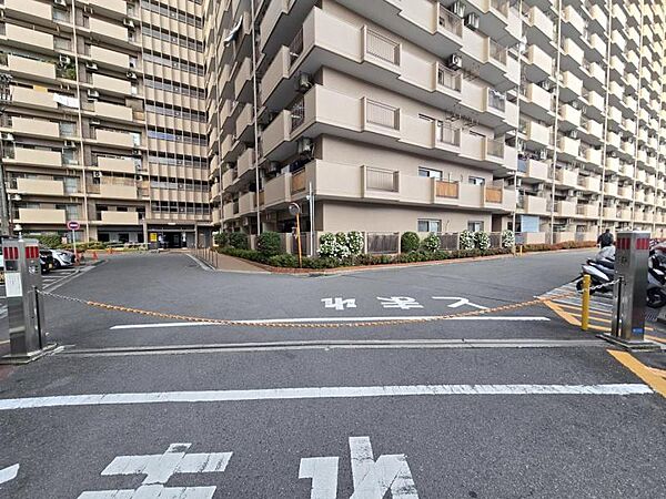 駐車場出入口！ゆとりのある共用部が嬉しいですね！