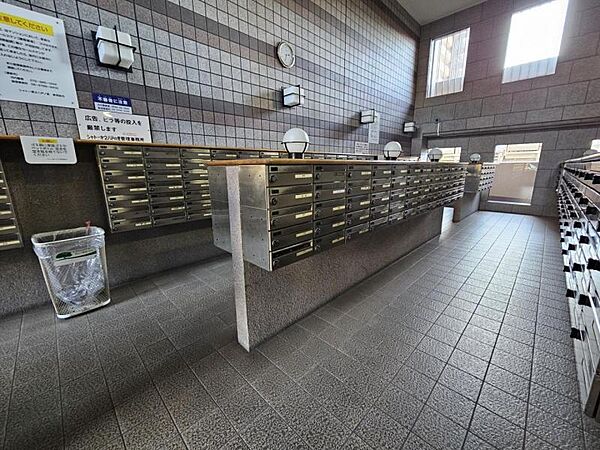 集合ポストで郵便物の出し入れも楽です。鍵付きで安心ですね！
