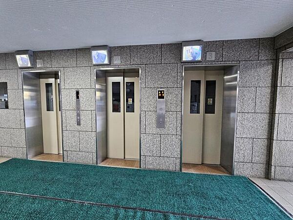 エレベーターは3基ありますので朝の忙しい時間帯もスムーズです。