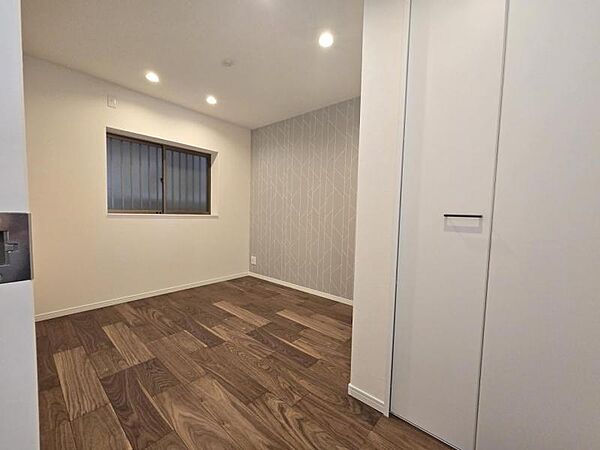 洋室5．25帖：コンパクトなお部屋ですが収納を設けており広くお使い頂けます！