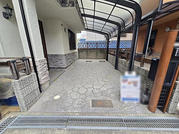 お車以外に自転車も置けて便利！カーポート付きが嬉しいポイントです☆