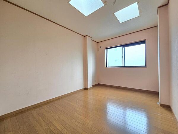 洋室6帖：天窓が設けられ、自然光が差し込む明るいお部屋です。
