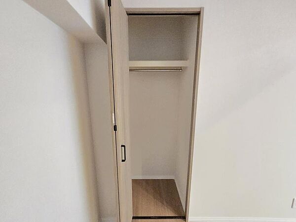 洋室5.1帖：長さのあるお洋服もらくらく収納できますね！