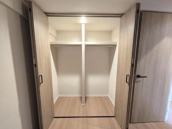 洋室5.1帖：洋服やクリアーボックスなどもしまえるクローゼット