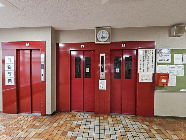エレベーターは2基ありますので朝の忙しい時間帯もスムーズです。