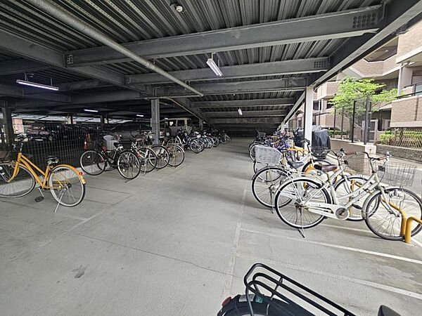 屋根付きの駐輪場で自転車が雨に濡れず安心！