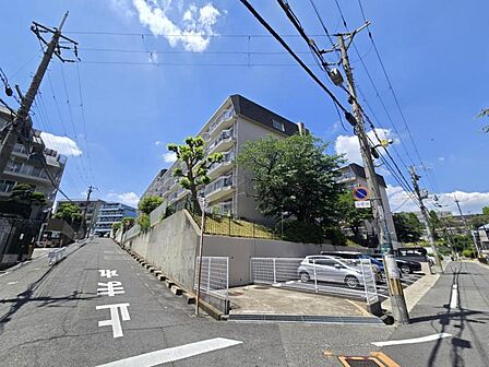 周りには高い建物がなく、空が広く感じられる立地!