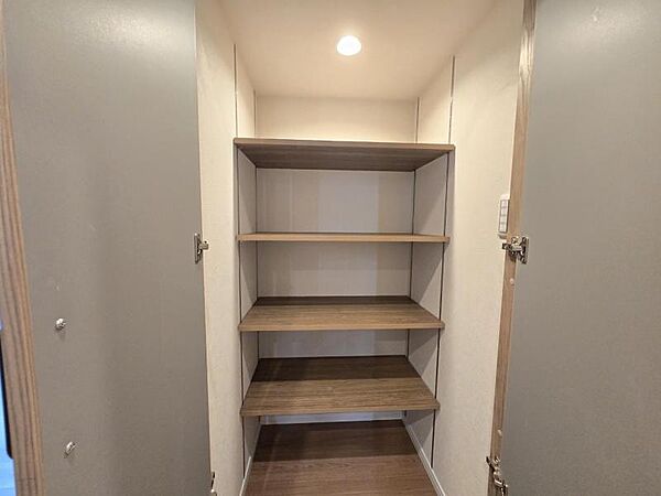 各所に収納があるので、季節家電などもすっきり片付きます☆