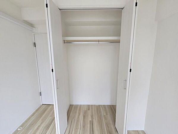 洋室：収納もしっかり充実してますね