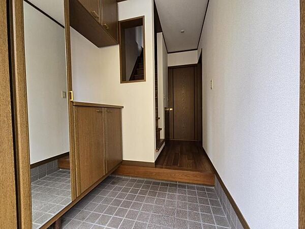 鏡付きのシューズボックスはお出かけ時に便利ですね☆