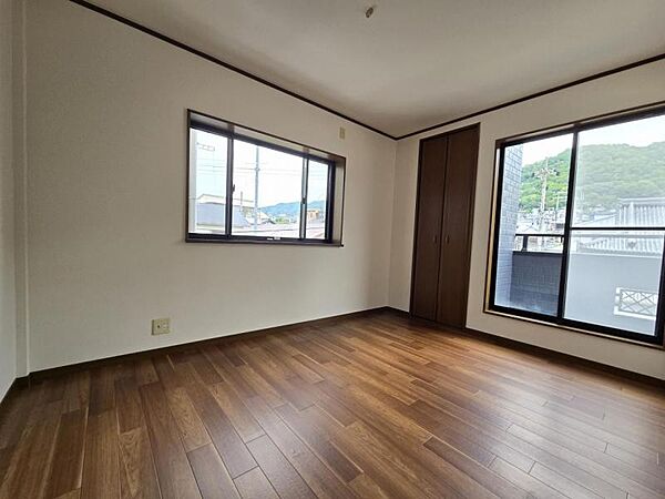 洋室：バルコニーに面したお部屋はお布団などもサッと干せて便利ですね