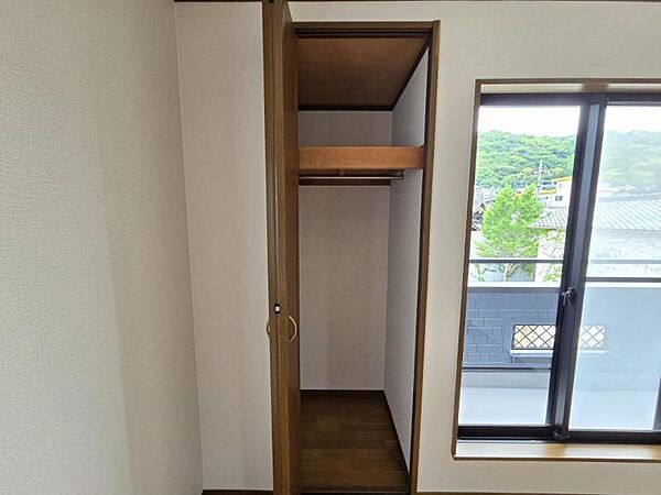 洋室：クローゼットに大切なお洋服もたっぷり収納♪