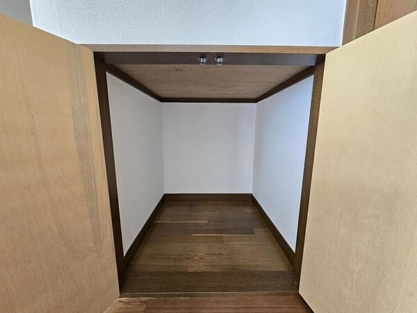 洋室：デッドスペースを有効活用した収納！