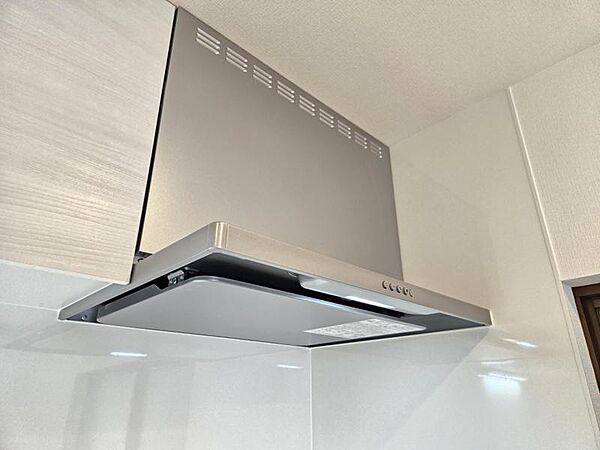 スリムなレンジフードで見た目もスッキリしています。