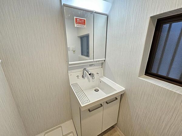 壁付け水栓(ビルトイン水栓)は、洗面ボウル付近の空間が広く使え、水栓の根本に水たまりができないので、お掃除らくらく♪