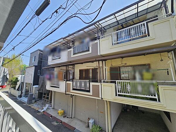 周りには高い建物がなく、空が広く感じられる立地！