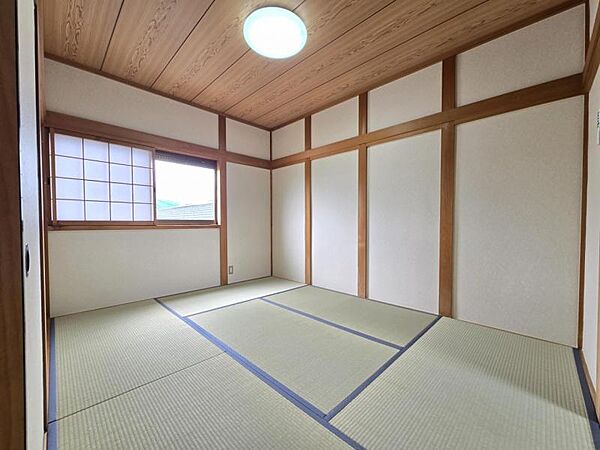 和室6帖：突然の来客にもサッとお布団を敷ける和室でしょう！