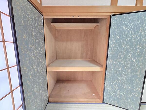和室6帖：押入収納は奥行きがあり、季節物の家電や寝具もスッキリと収納できます！
