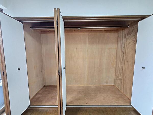 洋室6帖：全体を見渡せ、ワードローブの把握がしやすいクローゼット♪