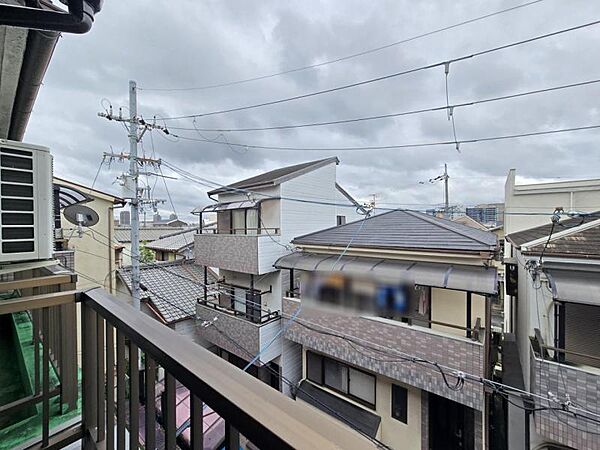 周りには高い建物がなく、空が広く感じられる立地！