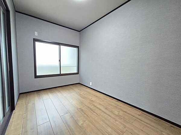 洋室5帖：バルコニーに面したお部屋はお布団などもサッと干せて便利ですね