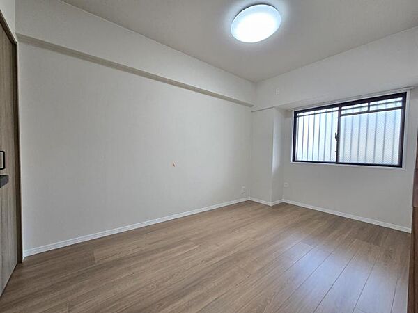 洋室6帖：落ち着いた雰囲気の洋室は寝室などにぴったりかもしれませんね！