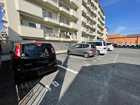 広めの駐車場で車庫入れが楽々ですね