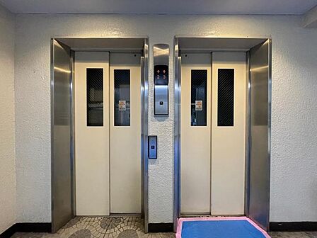 エレベーターは2基ありますので朝の忙しい時間帯もスムーズです。
