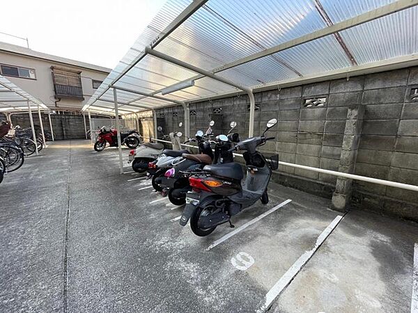 屋根付きのバイク置き場で雨に濡れず安心！
