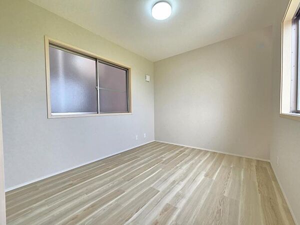 洋室5.2帖：ひとり部屋であれば広すぎないベッドと机を置くことができるお部屋！