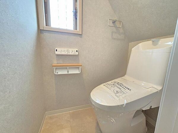 使いやすいサイドパネル仕様の温水洗浄便座付トイレです！