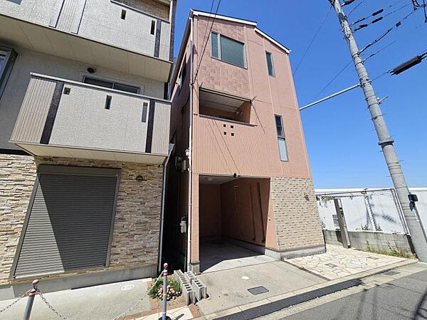 周りには高い建物がなく、空が広く感じられる立地！