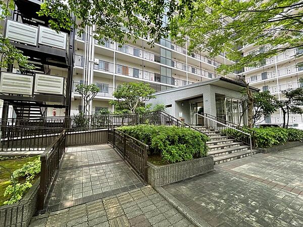 豊かな緑に包まれた陽光に映えるエントランス