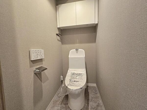 お掃除グッズや予備のペーパーもすっきり！便利な収納付きトイレです♪