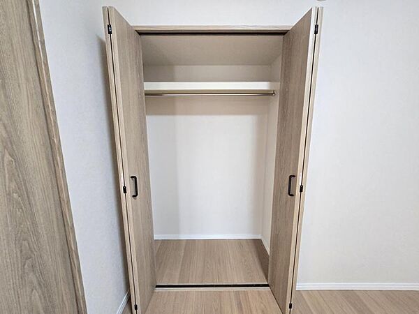 洋室4．9帖：収納力のあるクローゼットが備わっています。
