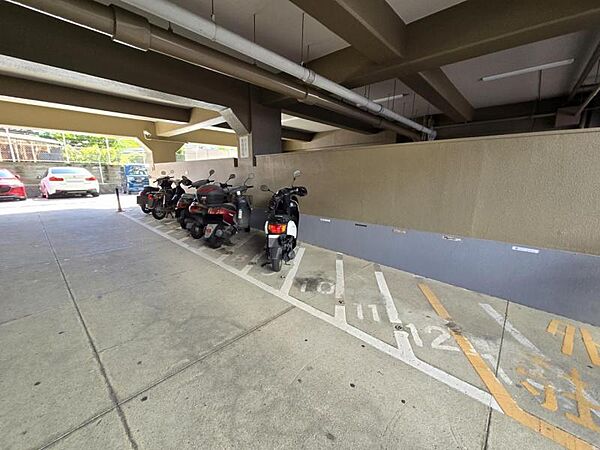 バイク置場があるのでゆったりと置くことができますね！